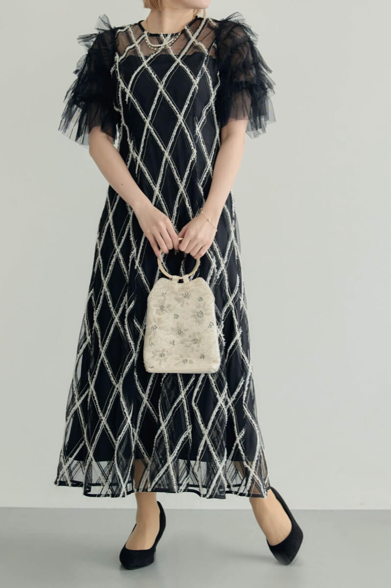 ブラックのダイヤチェックフリルスリーブドレスの商品画像11