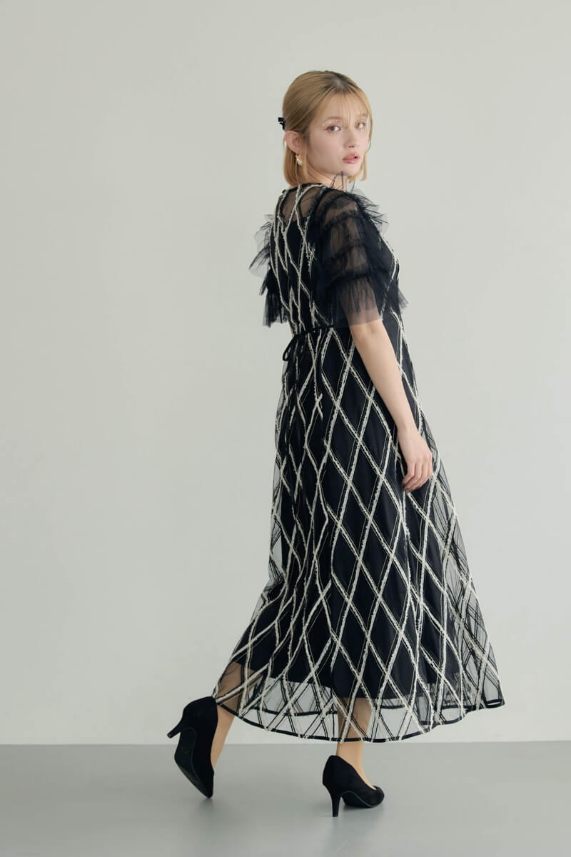 ブラックのダイヤチェックフリルスリーブドレスの商品画像15