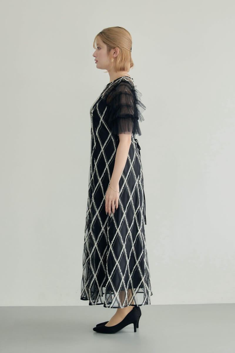 ブラックのダイヤチェックフリルスリーブドレスの商品画像3