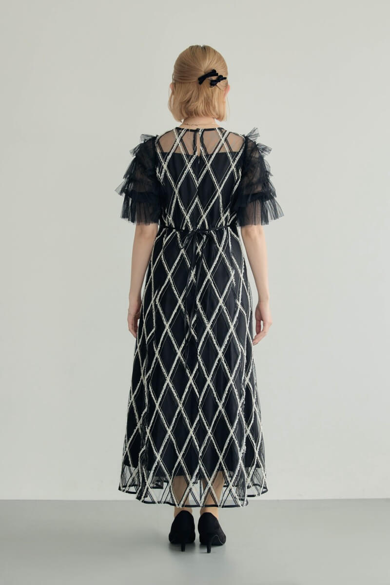 ブラックのダイヤチェックフリルスリーブドレスの商品画像4