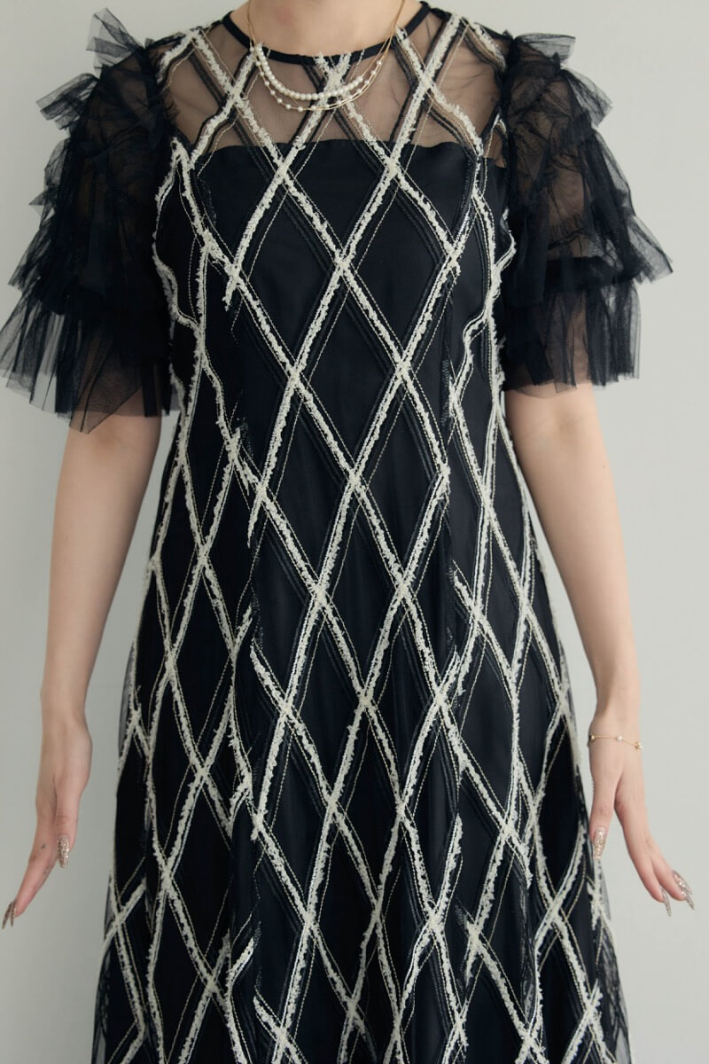 ブラックのダイヤチェックフリルスリーブドレスの商品画像5