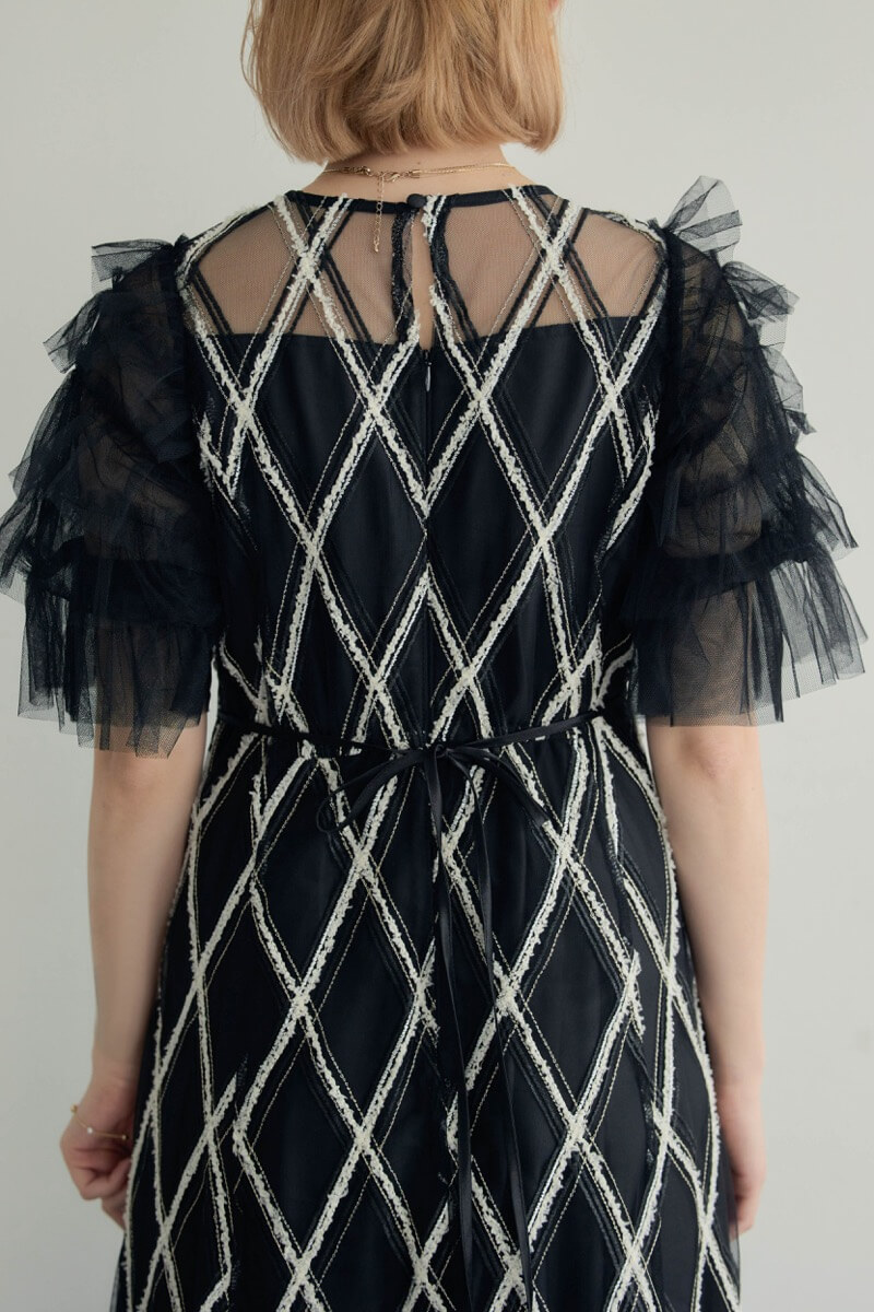 ブラックのダイヤチェックフリルスリーブドレスの商品画像6