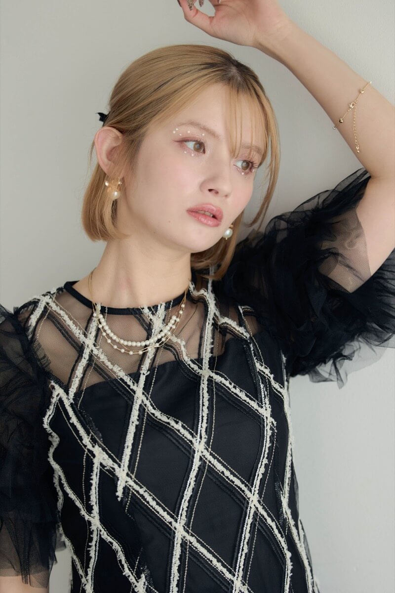 ブラックのダイヤチェックフリルスリーブドレスの商品画像9