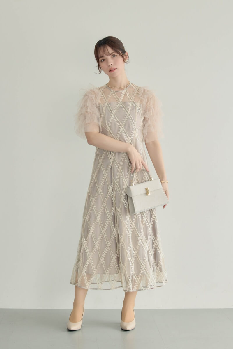 ベージュのダイヤチェックフリルスリーブドレスの商品画像10
