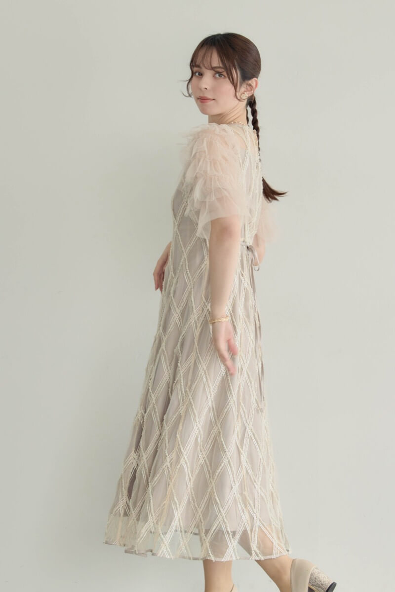 ベージュのダイヤチェックフリルスリーブドレスの商品画像11