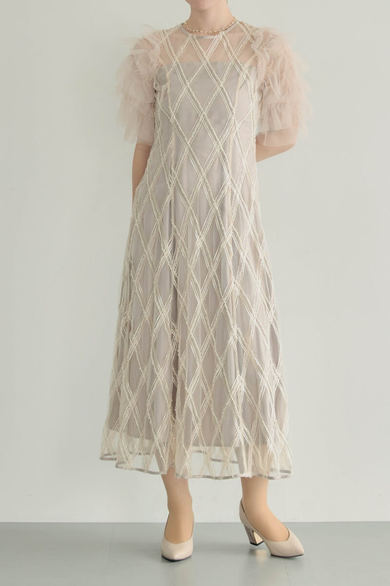 ベージュのダイヤチェックフリルスリーブドレスの商品画像12