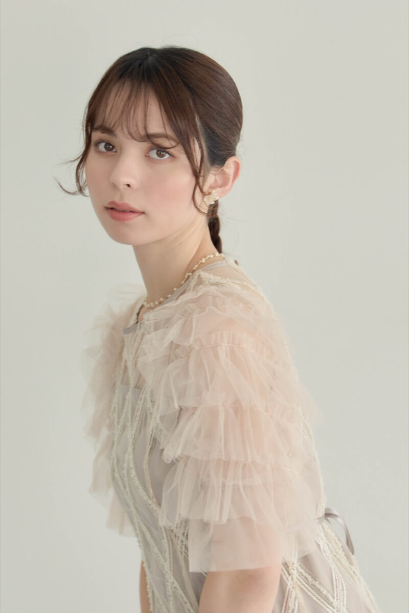 ベージュのダイヤチェックフリルスリーブドレスの商品画像13