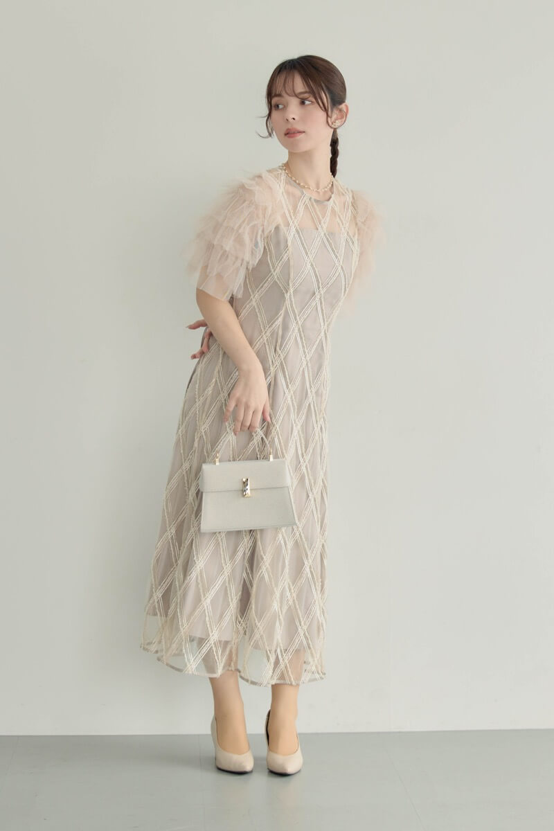 ベージュのダイヤチェックフリルスリーブドレスの商品画像14