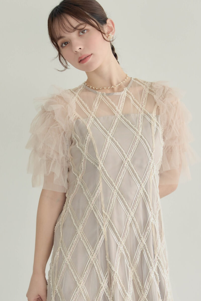 ベージュのダイヤチェックフリルスリーブドレスの商品画像15