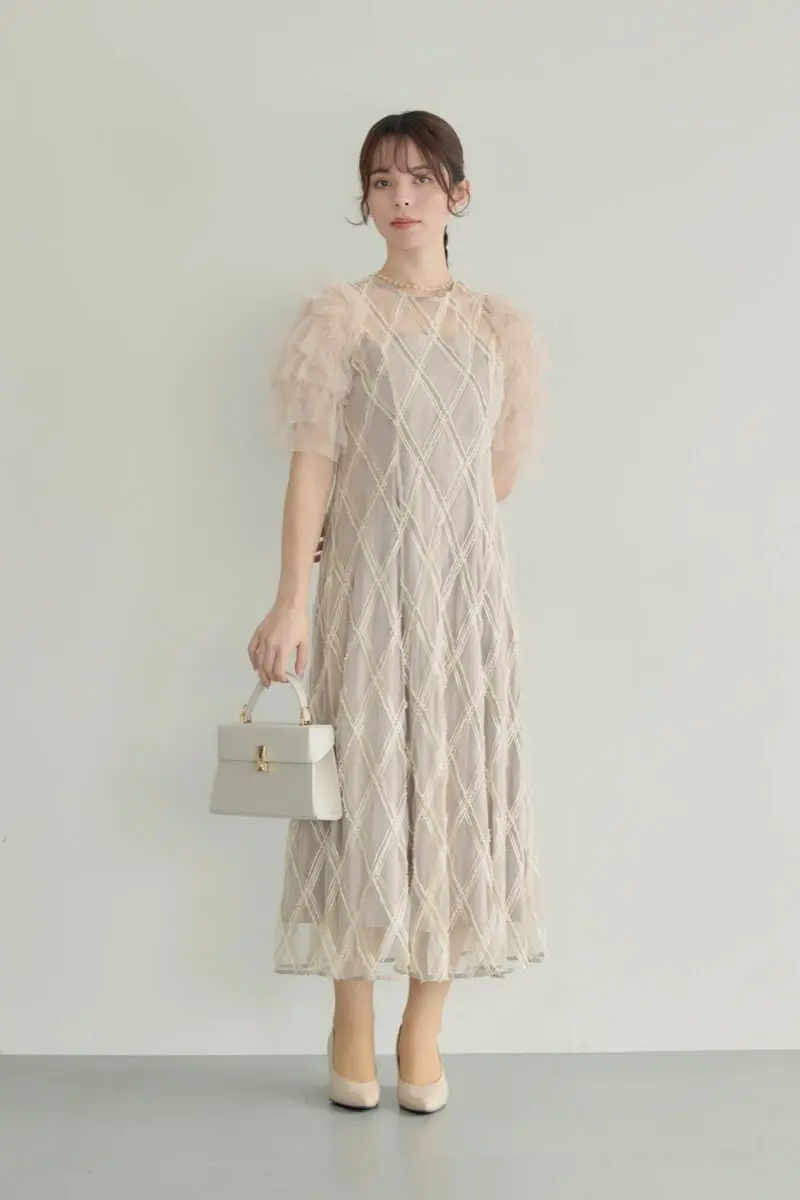 ベージュのダイヤチェックフリルスリーブドレス