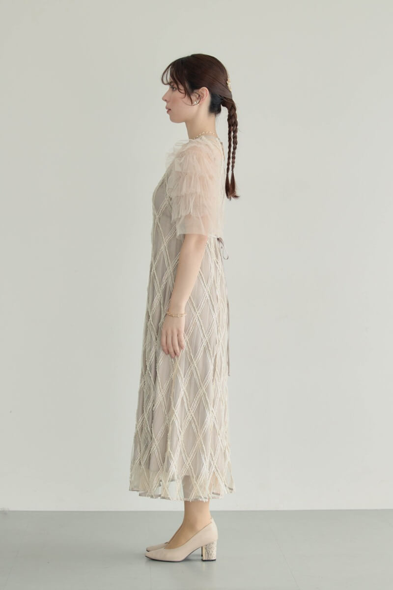 ベージュのダイヤチェックフリルスリーブドレスの商品画像3