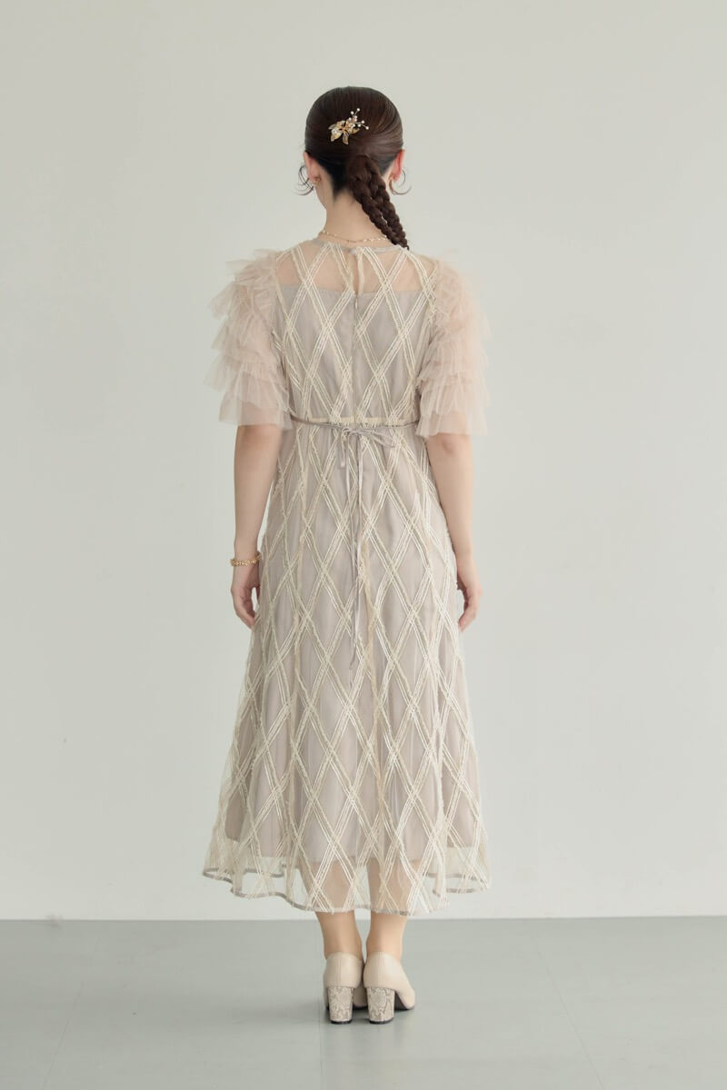 ベージュのダイヤチェックフリルスリーブドレスの商品画像4