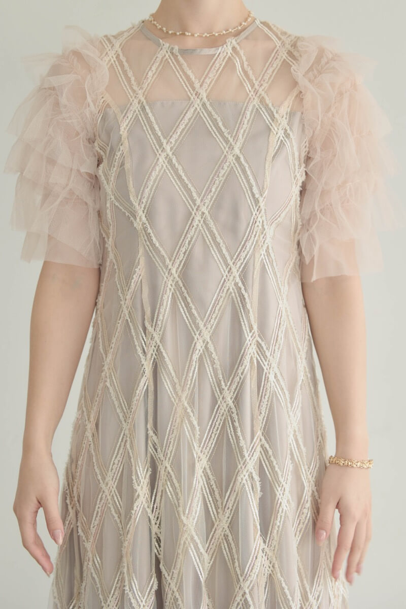 ベージュのダイヤチェックフリルスリーブドレスの商品画像5