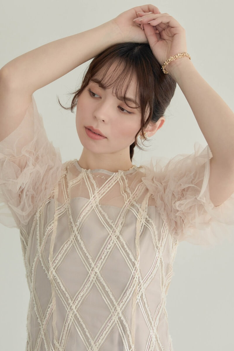 ベージュのダイヤチェックフリルスリーブドレスの商品画像9