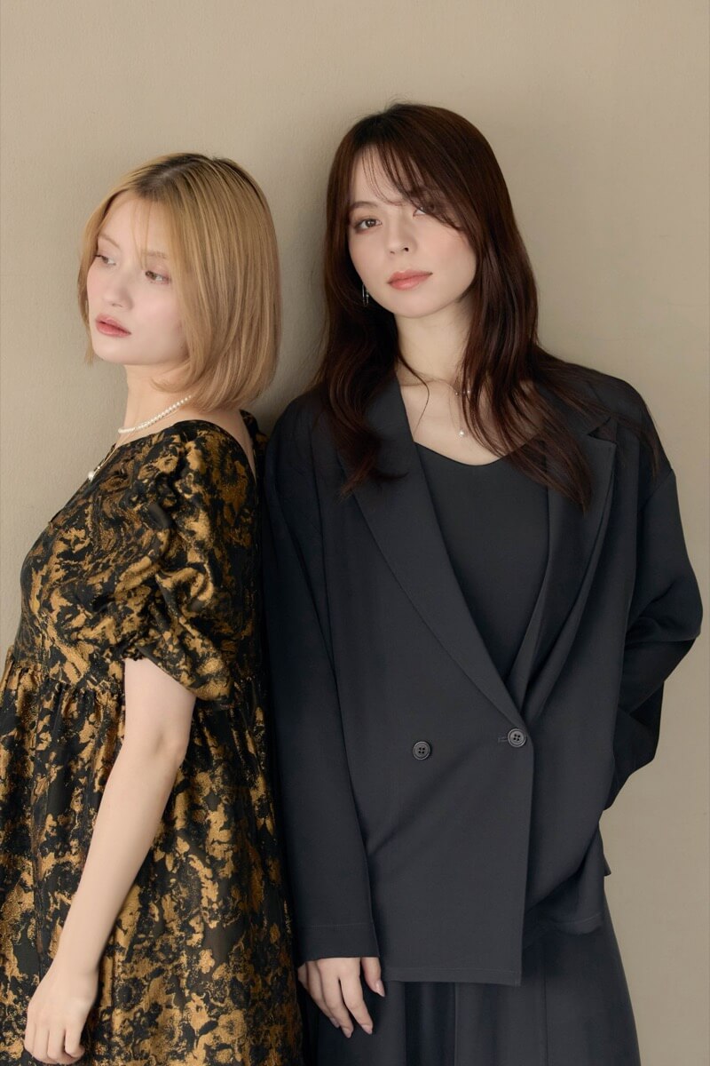 チャコールのトランスペアレントヘムセットアップドレスの商品画像15