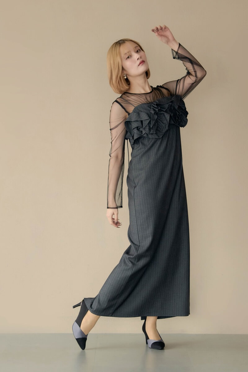 グレーのフリルチェストストライプドレスの商品画像10