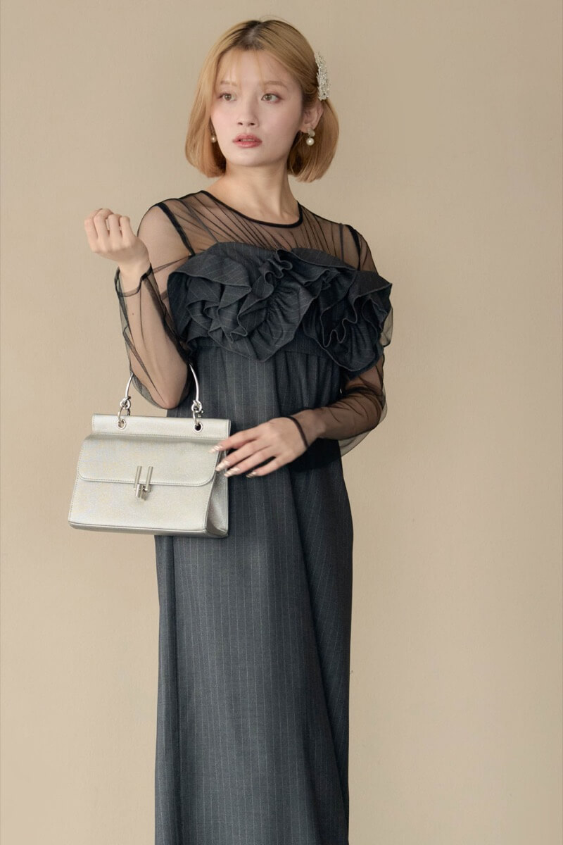 グレーのフリルチェストストライプドレスの商品画像11