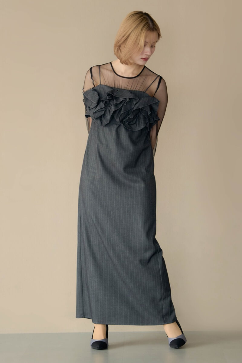 グレーのフリルチェストストライプドレスの商品画像12