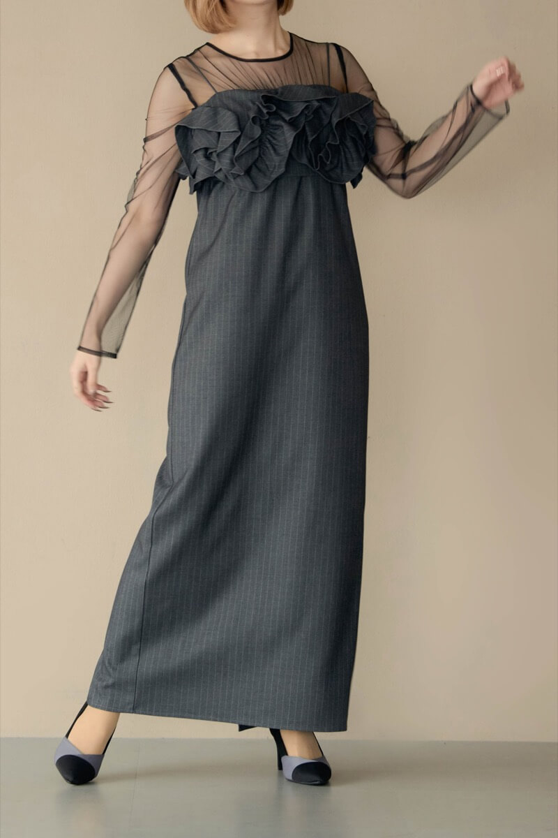 グレーのフリルチェストストライプドレスの商品画像14