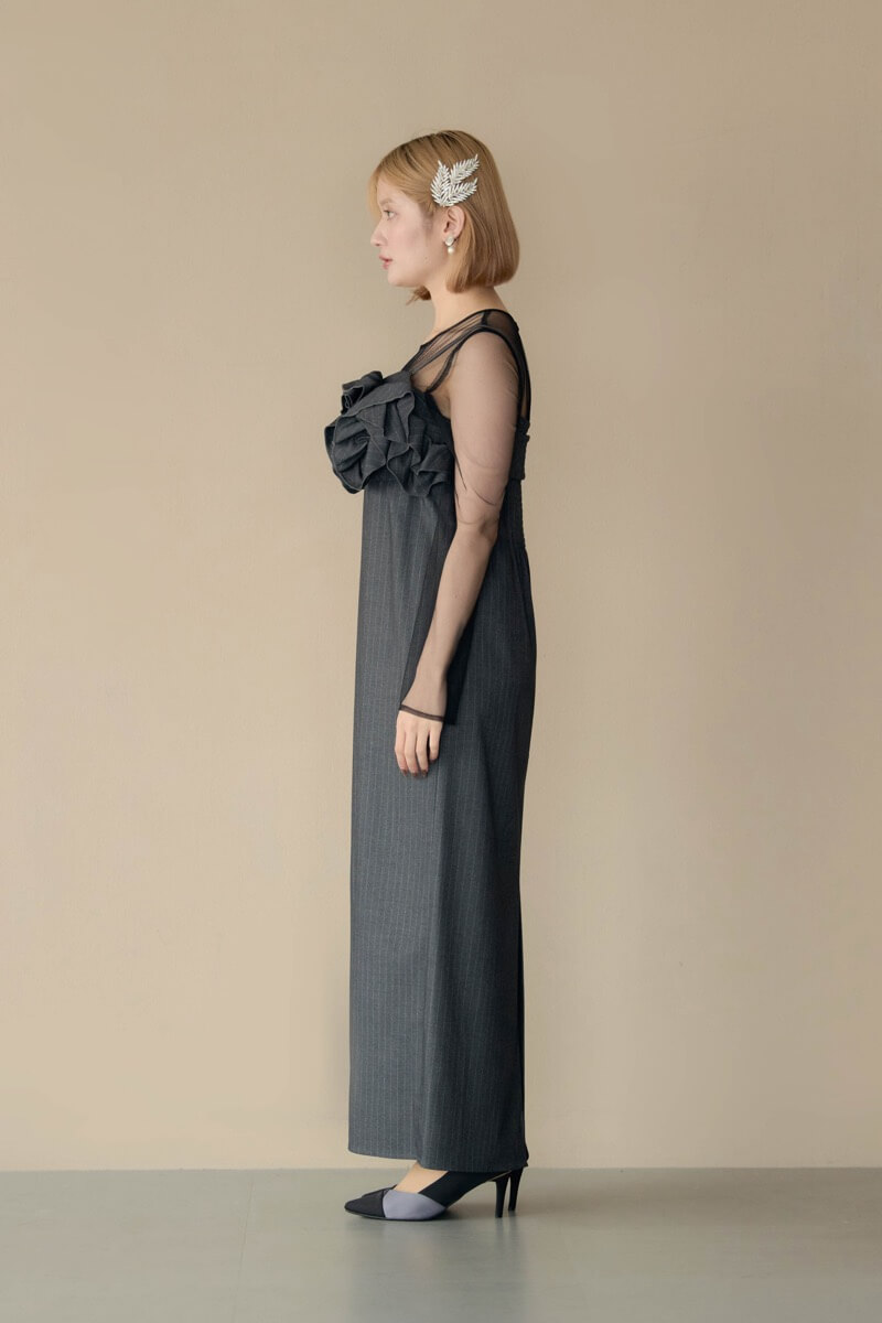 グレーのフリルチェストストライプドレスの商品画像3