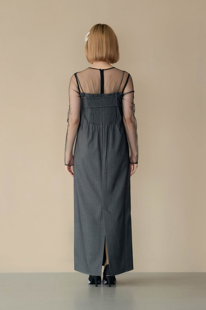 グレーのフリルチェストストライプドレスの商品画像4