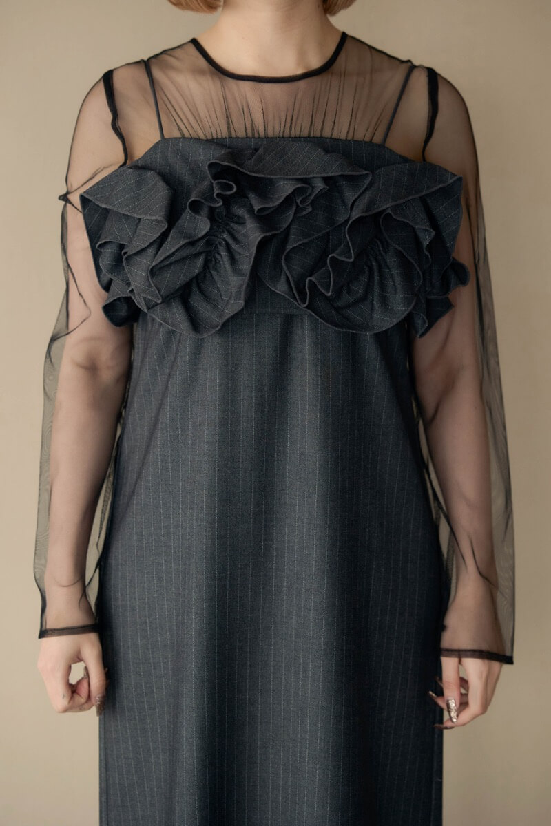 グレーのフリルチェストストライプドレスの商品画像5