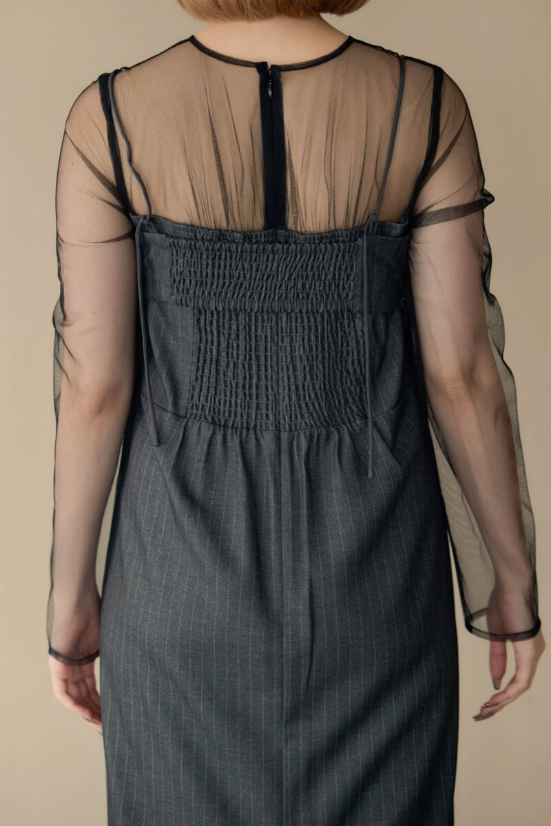 グレーのフリルチェストストライプドレスの商品画像6