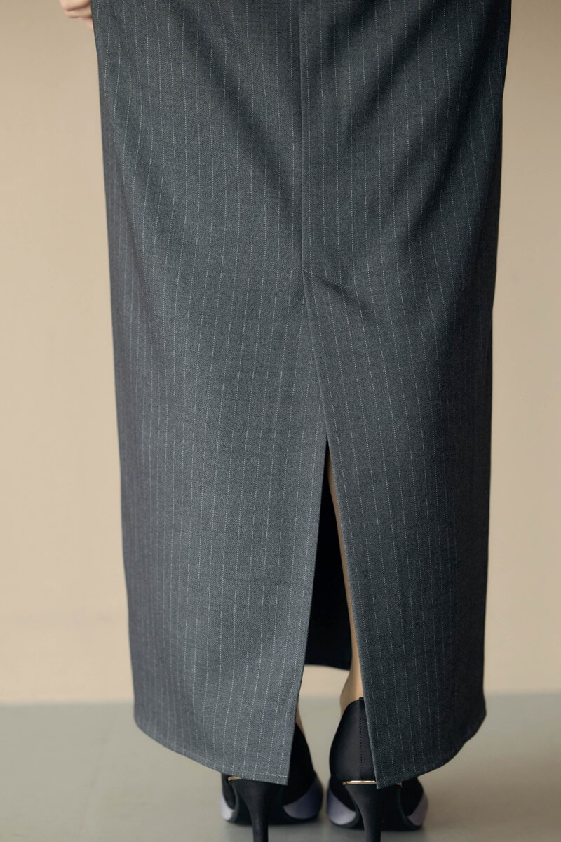 グレーのフリルチェストストライプドレスの商品画像7