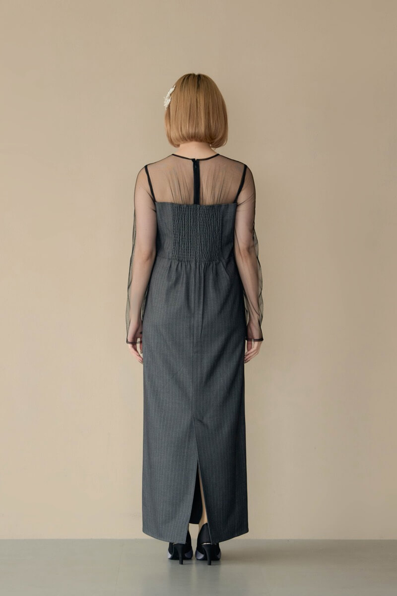 グレーのフリルチェストストライプドレスの商品画像9