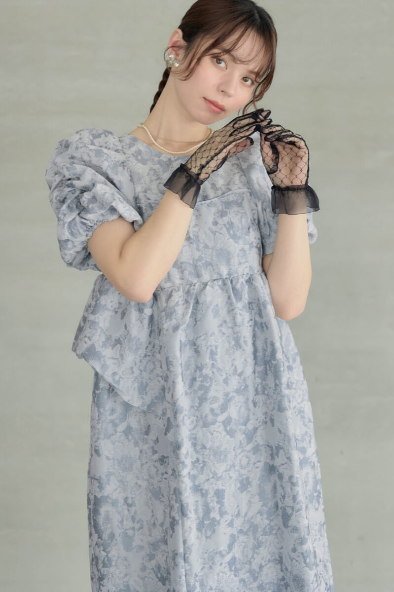ライトグレーのバブルスリーブジャガードドレスの商品画像10