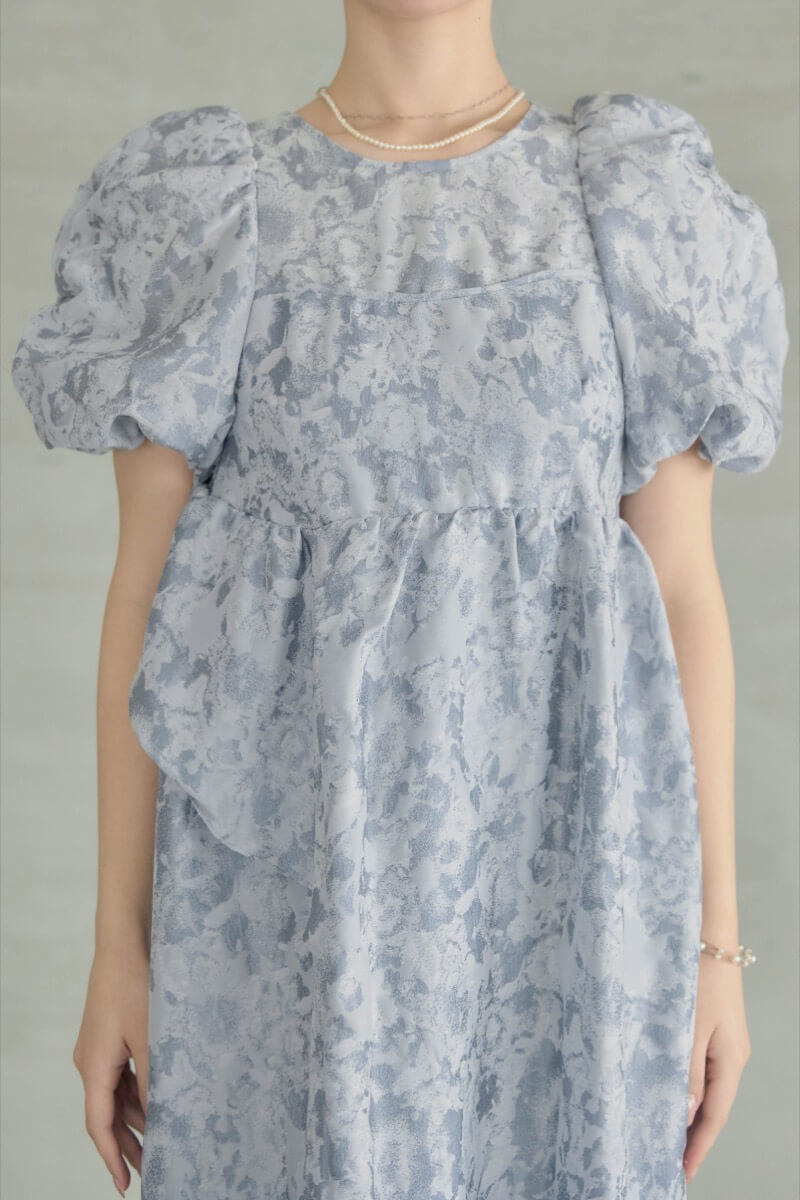 ライトグレーのバブルスリーブジャガードドレスの商品画像5