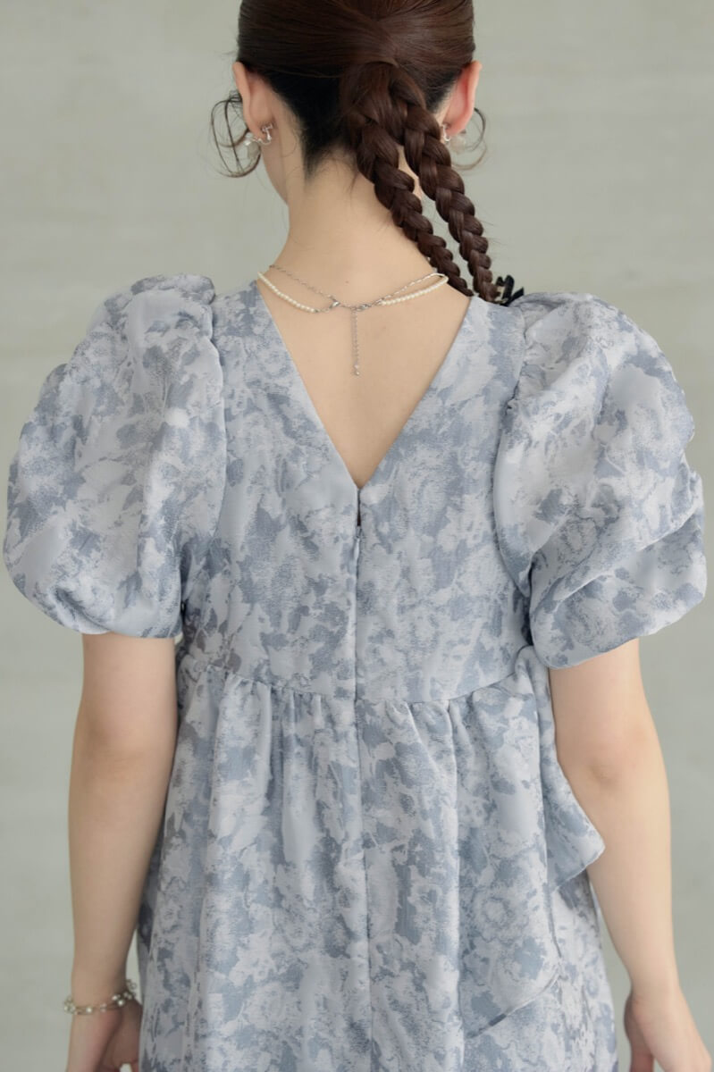 ライトグレーのバブルスリーブジャガードドレスの商品画像6