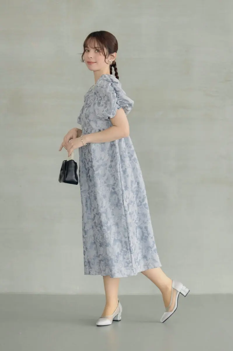 ライトグレーのバブルスリーブジャガードドレス
