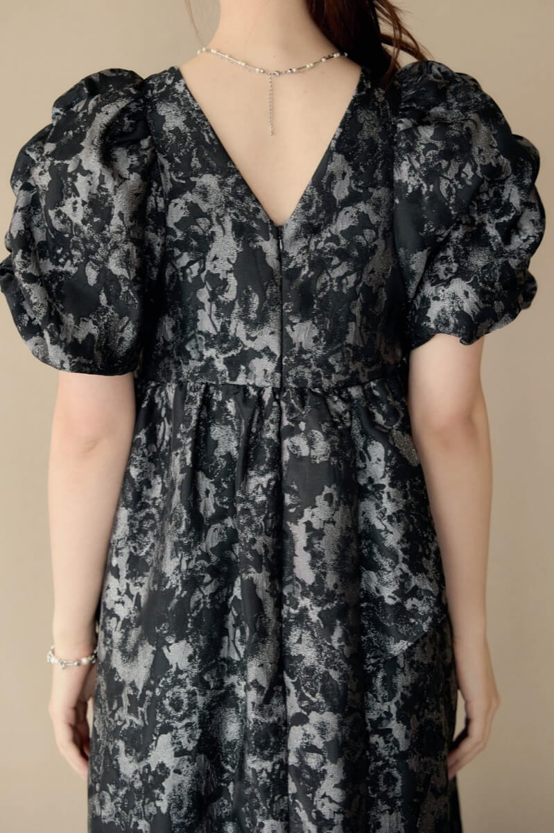 グレーのバブルスリーブジャガードドレスの商品画像6