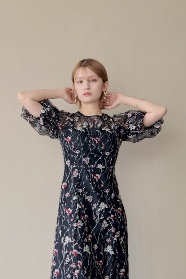 ブラックのフローラル刺繍シアードレス | metoi | L | A-3077