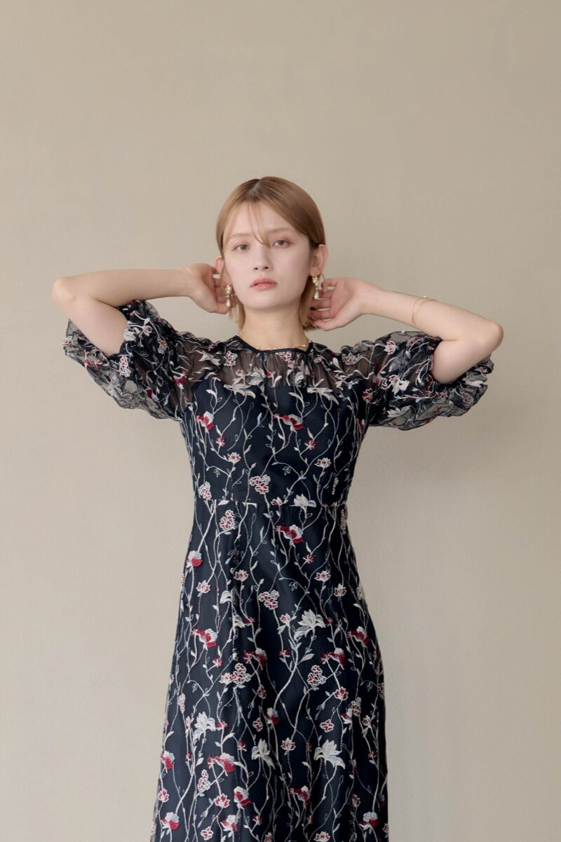 ブラックのフローラル刺繍シアードレスの商品画像1