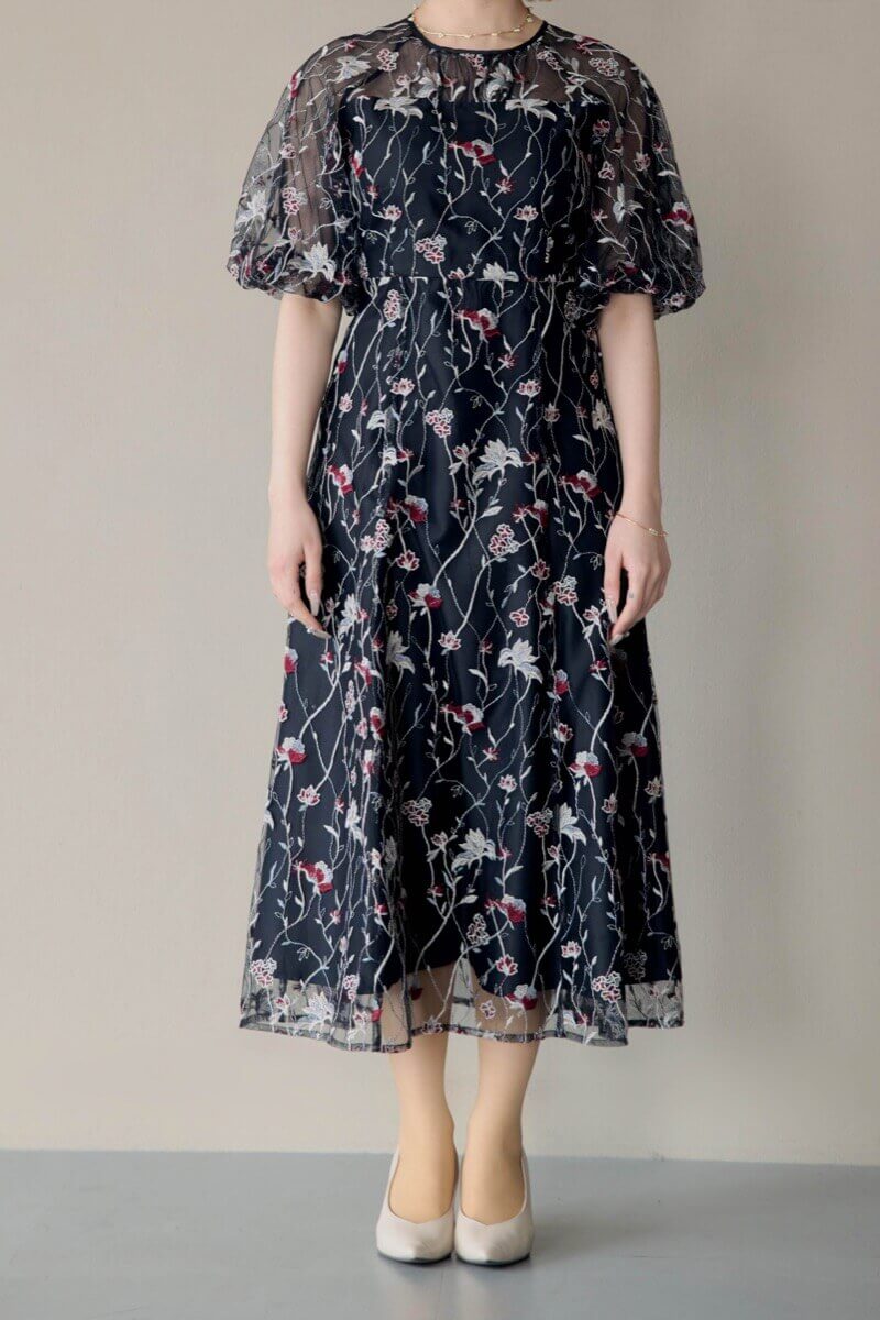 ブラックのフローラル刺繍シアードレスの商品画像10
