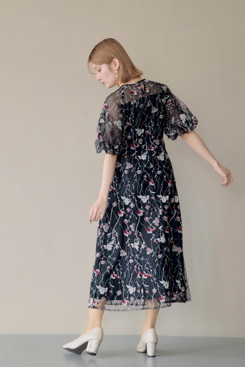 ブラックのフローラル刺繍シアードレスの商品画像14