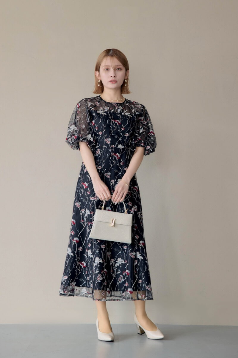 ブラックのフローラル刺繍シアードレスの商品画像2