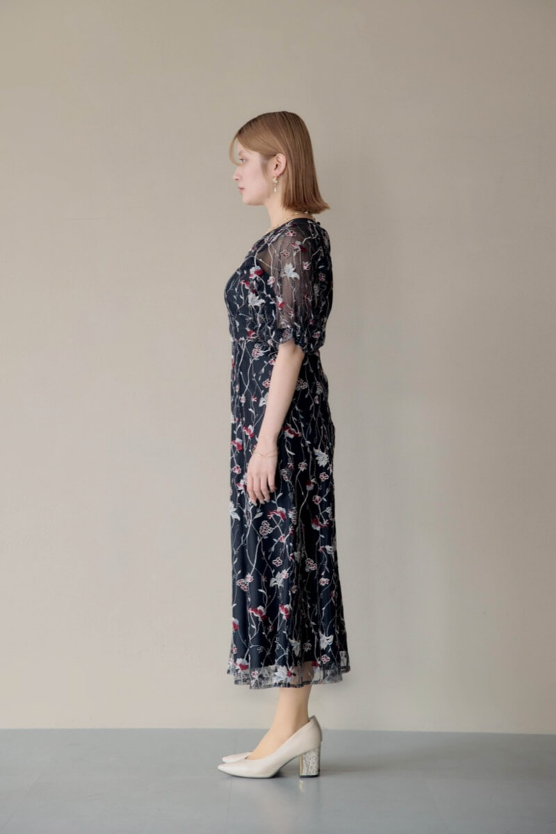 ブラックのフローラル刺繍シアードレスの商品画像3