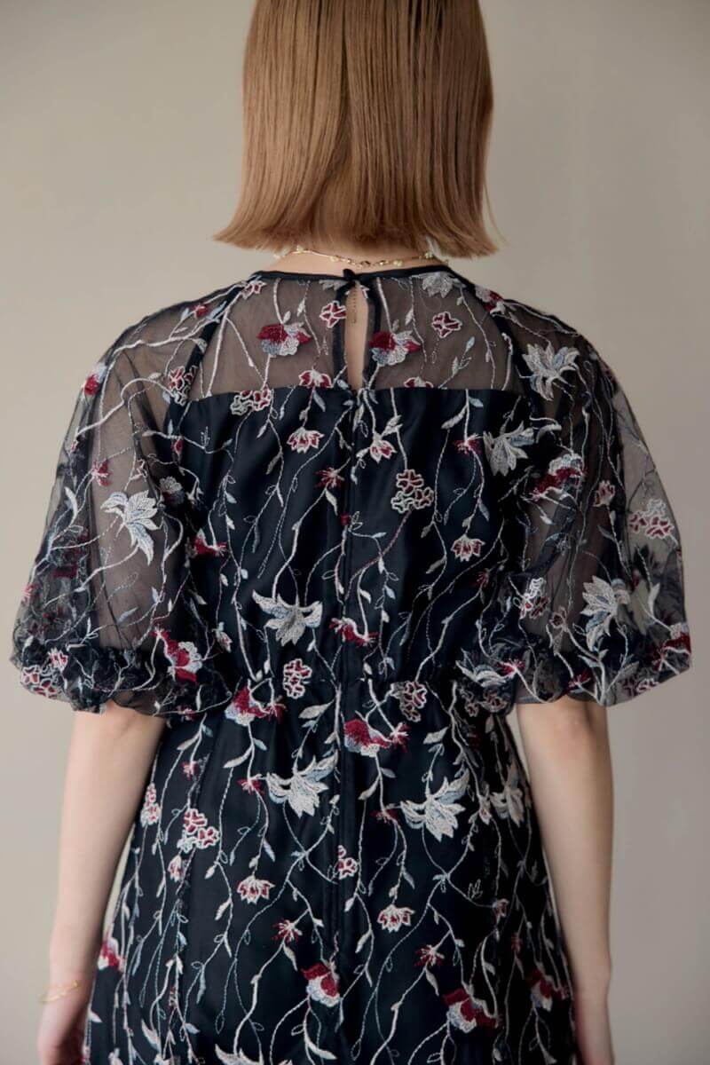 ブラックのフローラル刺繍シアードレスの商品画像6