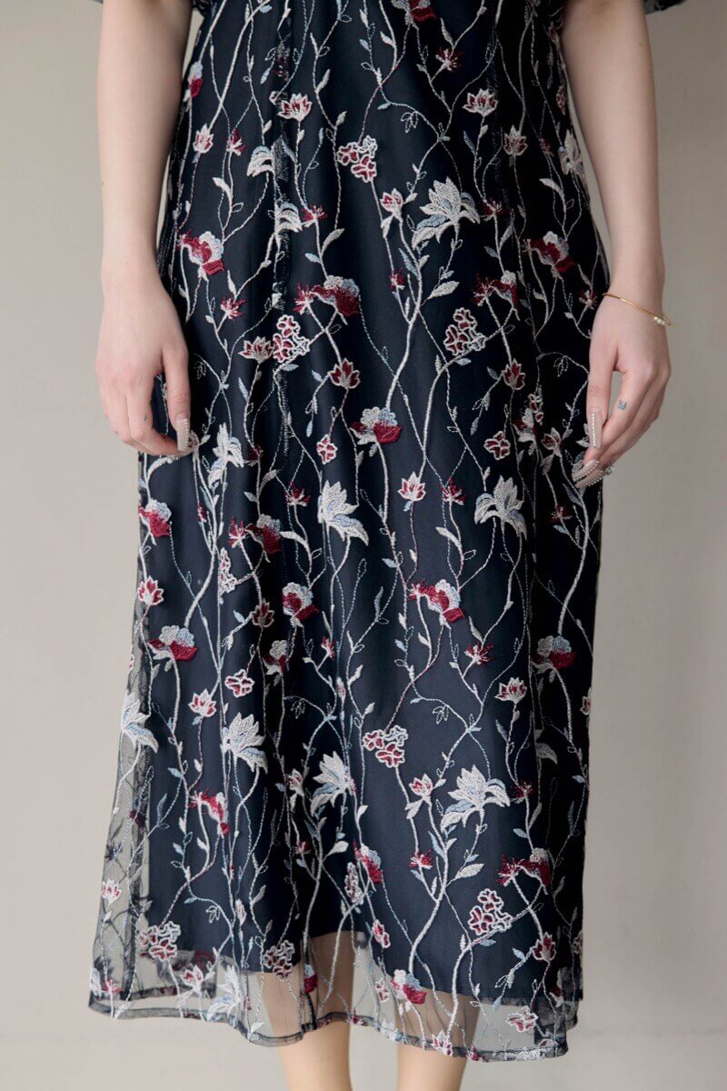ブラックのフローラル刺繍シアードレスの商品画像7