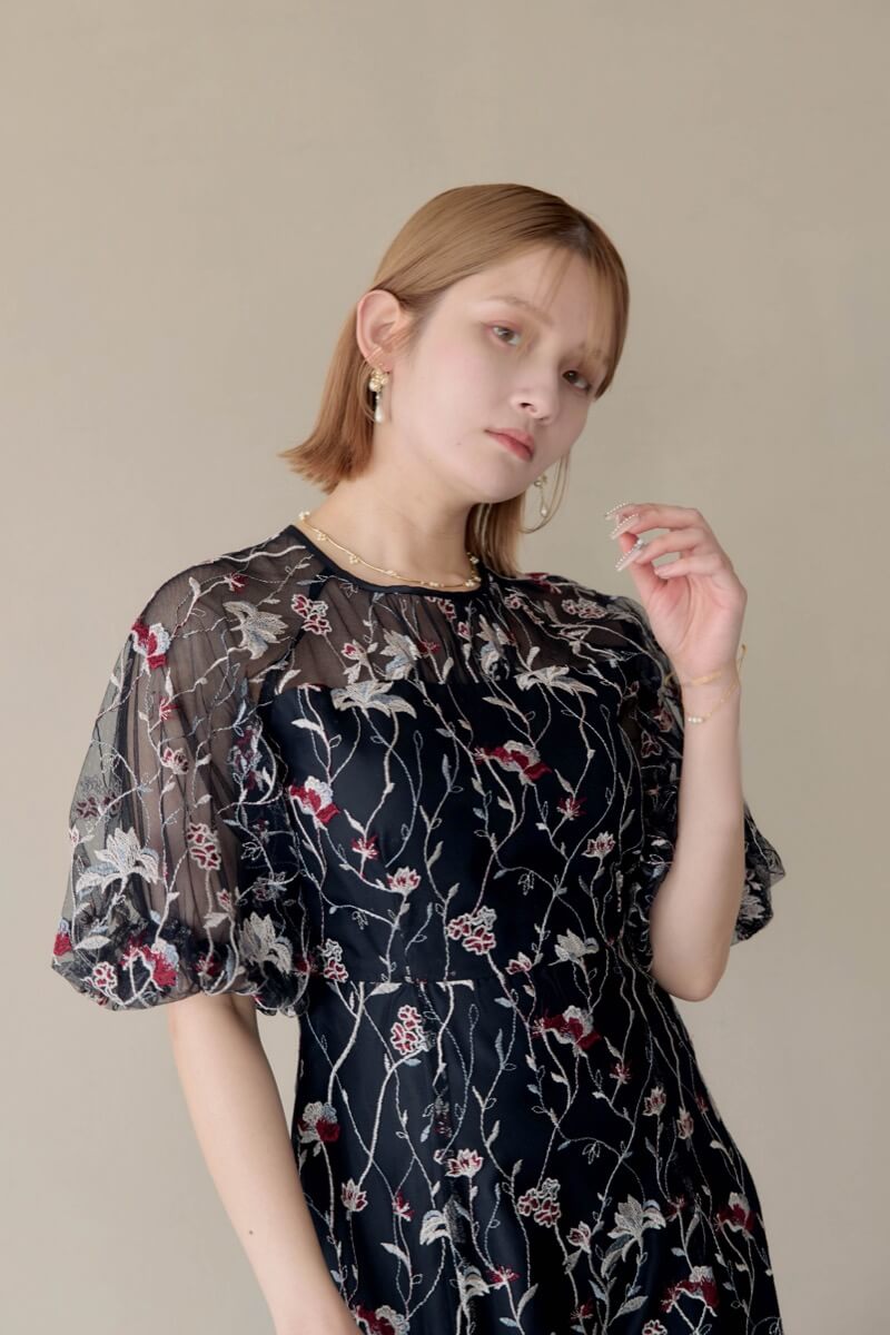 ブラックのフローラル刺繍シアードレスの商品画像9