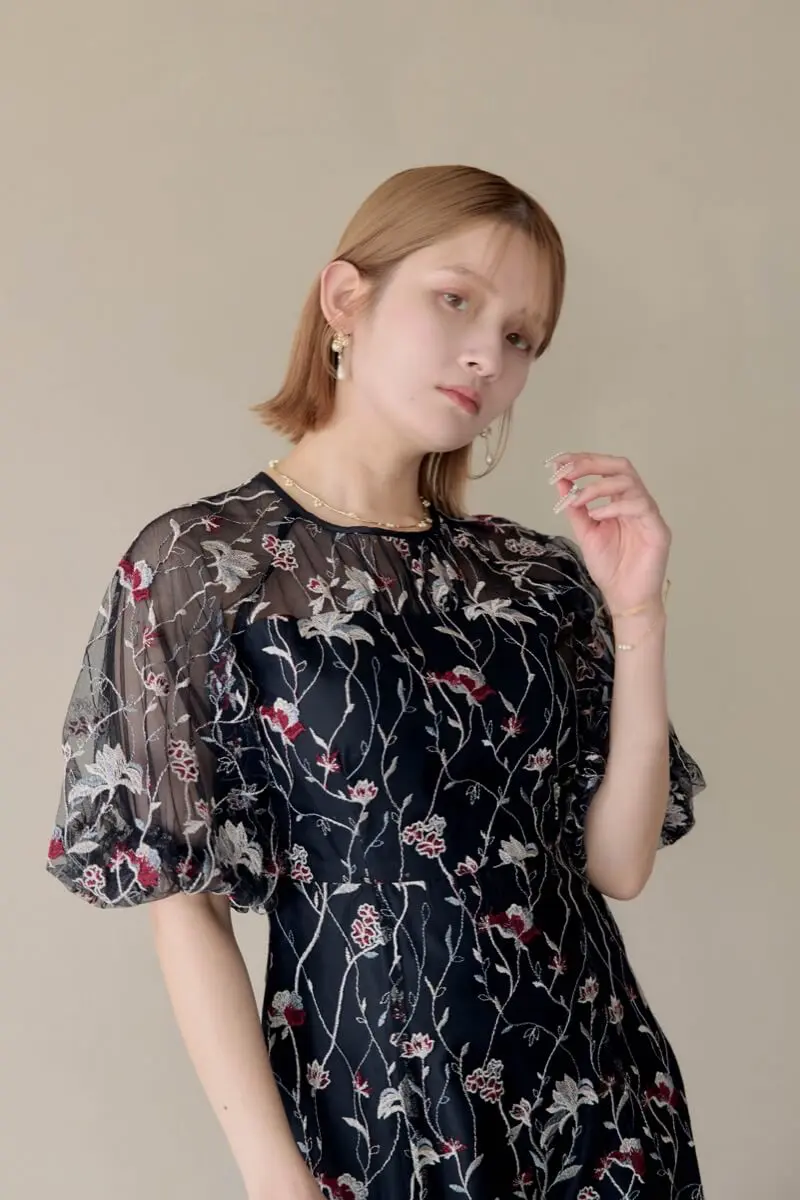 ブラックのフローラル刺繍シアードレス | metoi | L | 結婚式 