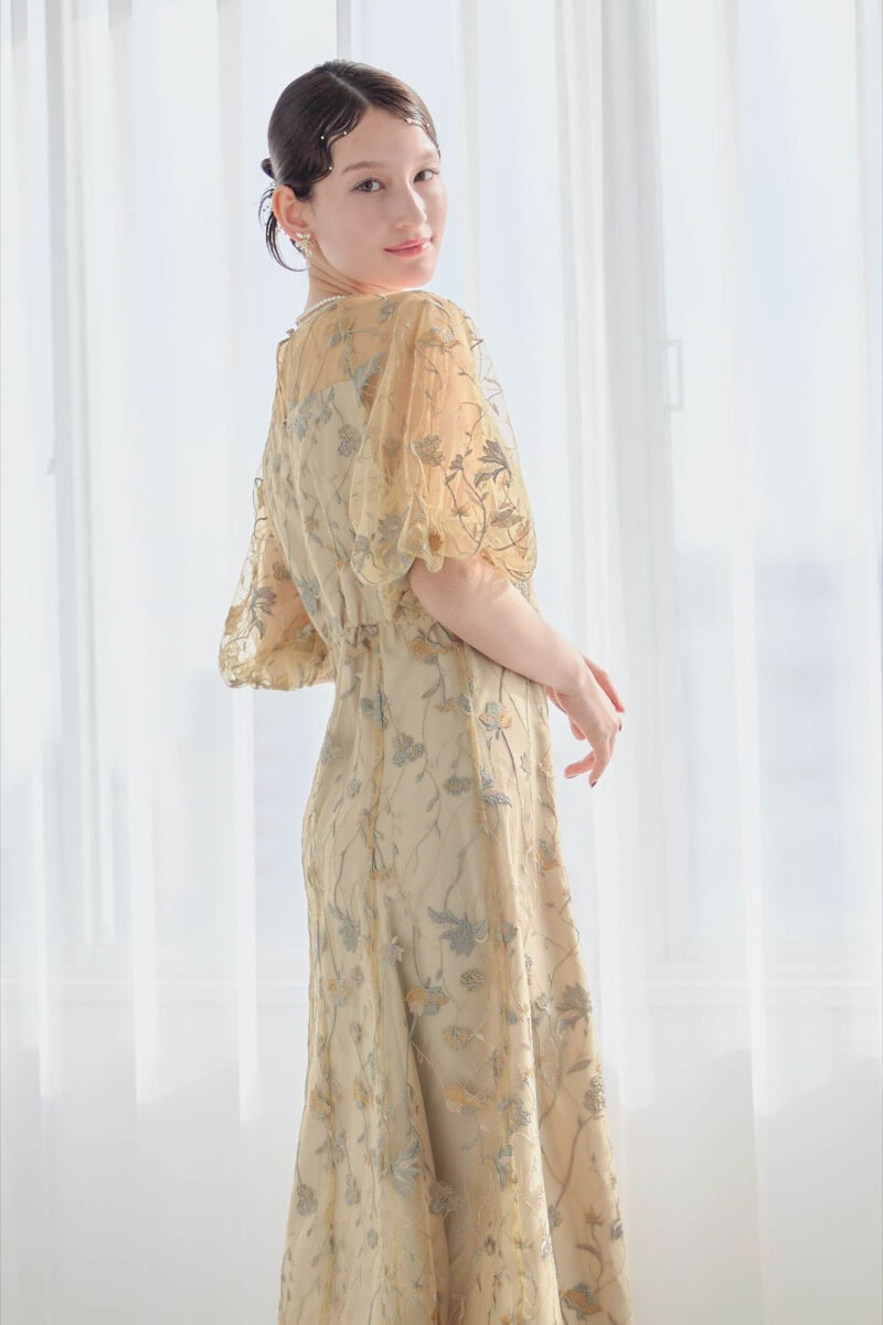 イエローのフローラル刺繍シアードレスの商品画像1