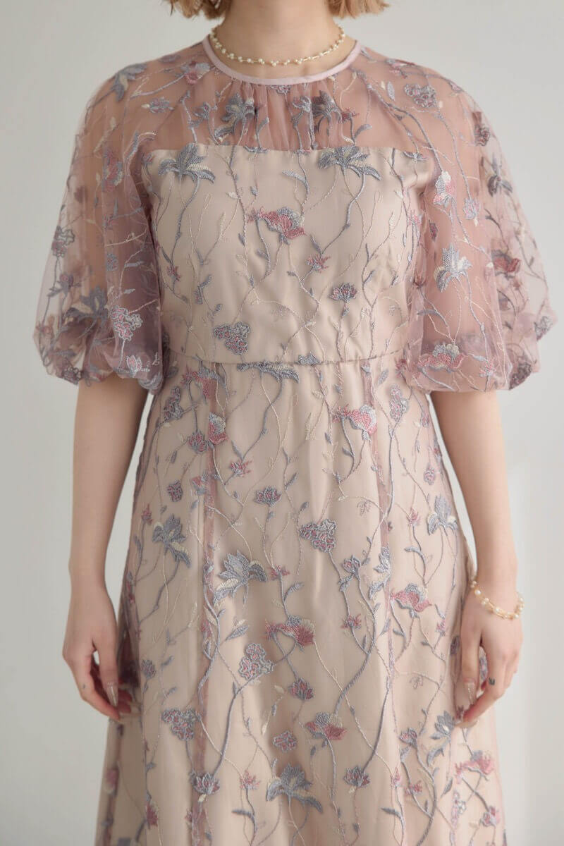 ピンクのフローラル刺繍シアードレスの商品画像5