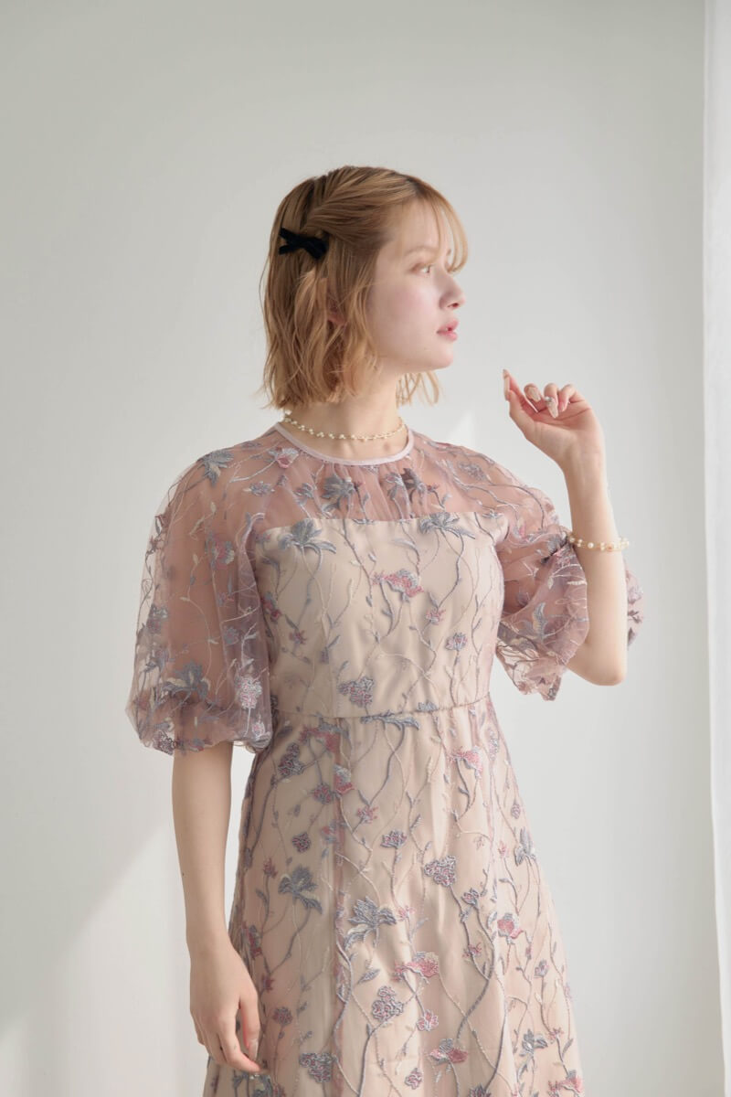 ピンクのフローラル刺繍シアードレスの商品画像9