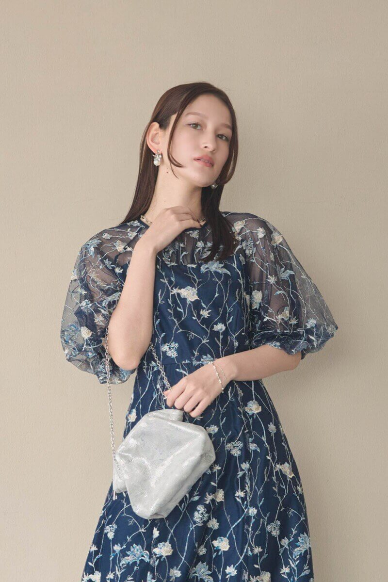 ネイビーのフローラル刺繍シアードレスの商品画像11