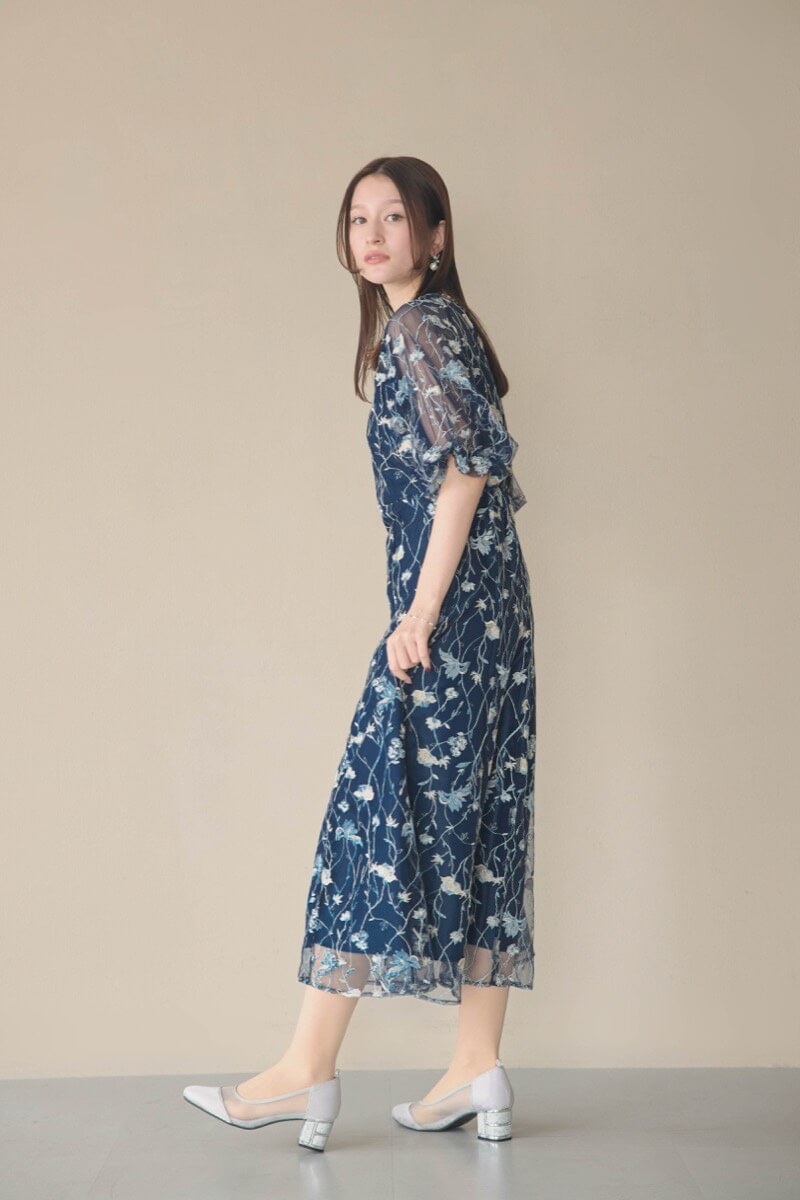ネイビーのフローラル刺繍シアードレスの商品画像12