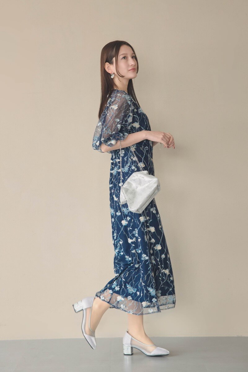 ネイビーのフローラル刺繍シアードレスの商品画像13